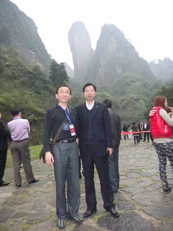 邵陽市旅游局領導與我司總經(jīng)理韓鵬先生(左)