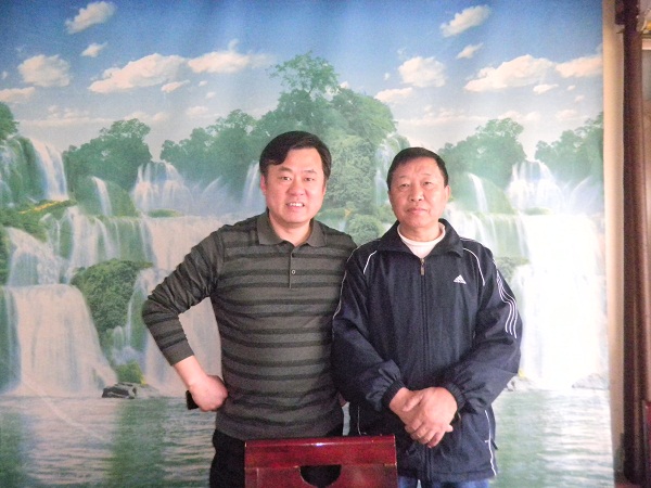 邵陽經(jīng)委主任、市長助理秦立軍(左)與我司經(jīng)濟發(fā)展戰(zhàn)略顧問韓國良先生(右)